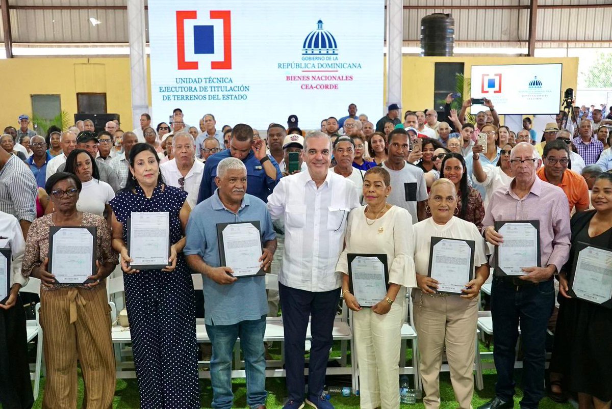 dpprdo's tweet photo. El presidente @LuisAbinader entregó 400 certificados de títulos de propiedad en Pepillo Salcedo, Montecristo, llevando seguridad jurídica y nuevas oportunidades de desarrollo a unas 1,600 personas. 

🔗 Amplía en https://t.co/dlx9bzMHyZ https://t.co/99U2zyt1Hr