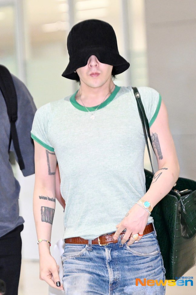 LeJournalHQ's tweet photo. G-Dragon is back in Korea. 🇰🇷✈️

BIGBANG's G-Dragon arrived at Incheon International Airport on July 4 after wrapping up his overseas schedule in London, UK.

Fans and media gathered at Terminal 2 to welcome him home as the K-pop icon made his return with his signature effortless airport style.
