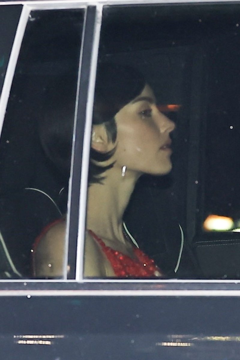 yotainment's tweet photo. #BradPitt, #InesDeRamon, #EmmaStone, #GracieAbrams, #TateMcRae, and more were spotted leaving #TaylorSwift and #TravisKelce’s star-studded Madison Square Garden wedding. https://t.co/RmIVzSsmhQ