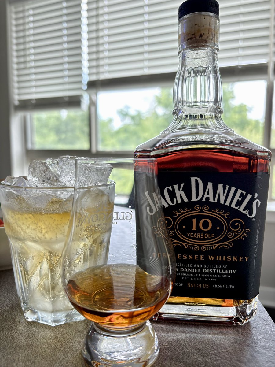 MacyamaD's tweet photo. 2026 10本目 🇺🇸73本目
Jack Daniel’s 10yo batch05
建国250周年のお祝い。色味からセクシーなこちらはたまたまスーパーで出会った逸品。熟したアメリカンチェリーに濃厚なキャラメル。ソーダ割はバナナが現れますね。じっくり味わいます🥃うまい。 https://t.co/SD8X85VtcX