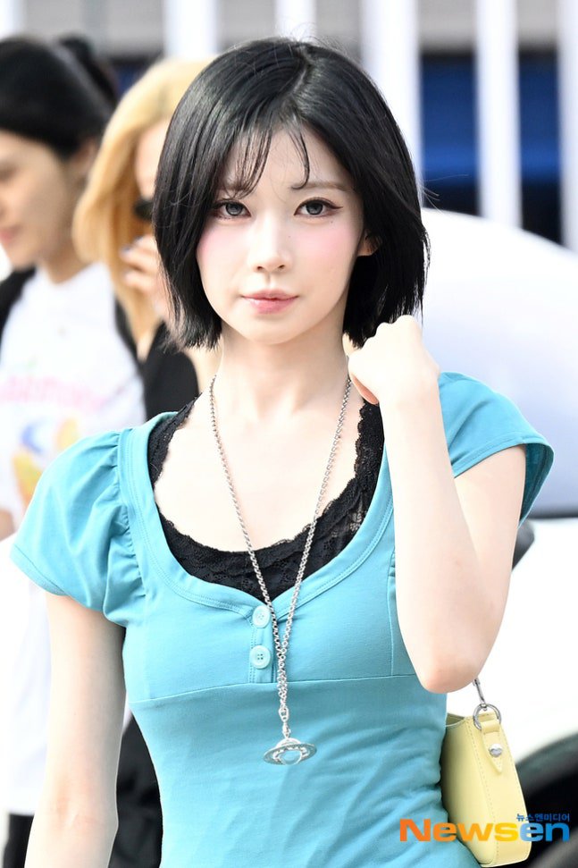 LeJournalHQ's tweet photo. BABYMONSTER is Bangkok-bound! ✈️🇹🇭

Ruka, Pharita, Asa, Ahyeon, Rora, and Chiquita were spotted at Incheon International Airport on July 4 as they departed for Bangkok, Thailand for an overseas schedule.

The members greeted fans and media at Terminal 2 before heading off, serving effortless airport fashion and excitement ahead of their Thailand appearance.