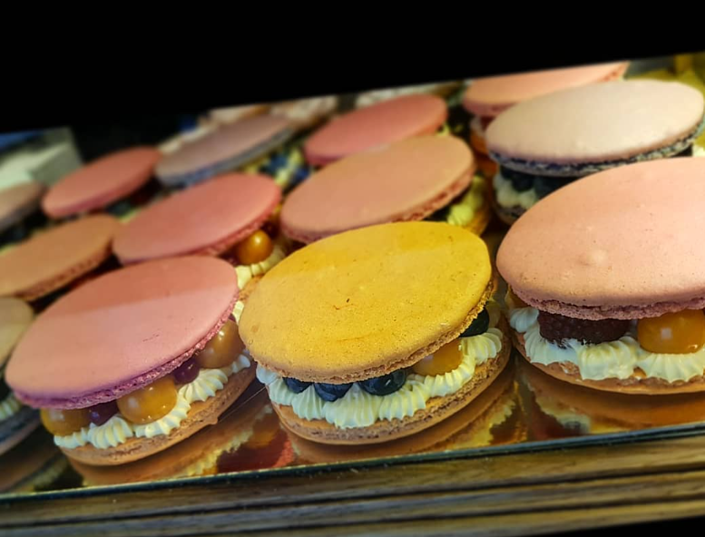 KristZii's tweet photo. @mrserge Liepājas Boulangeria jau padsmit gadus gatavo kūciņas izmēra makarūnus. Diametrā 7-8cm. https://t.co/83MPPxiFJu