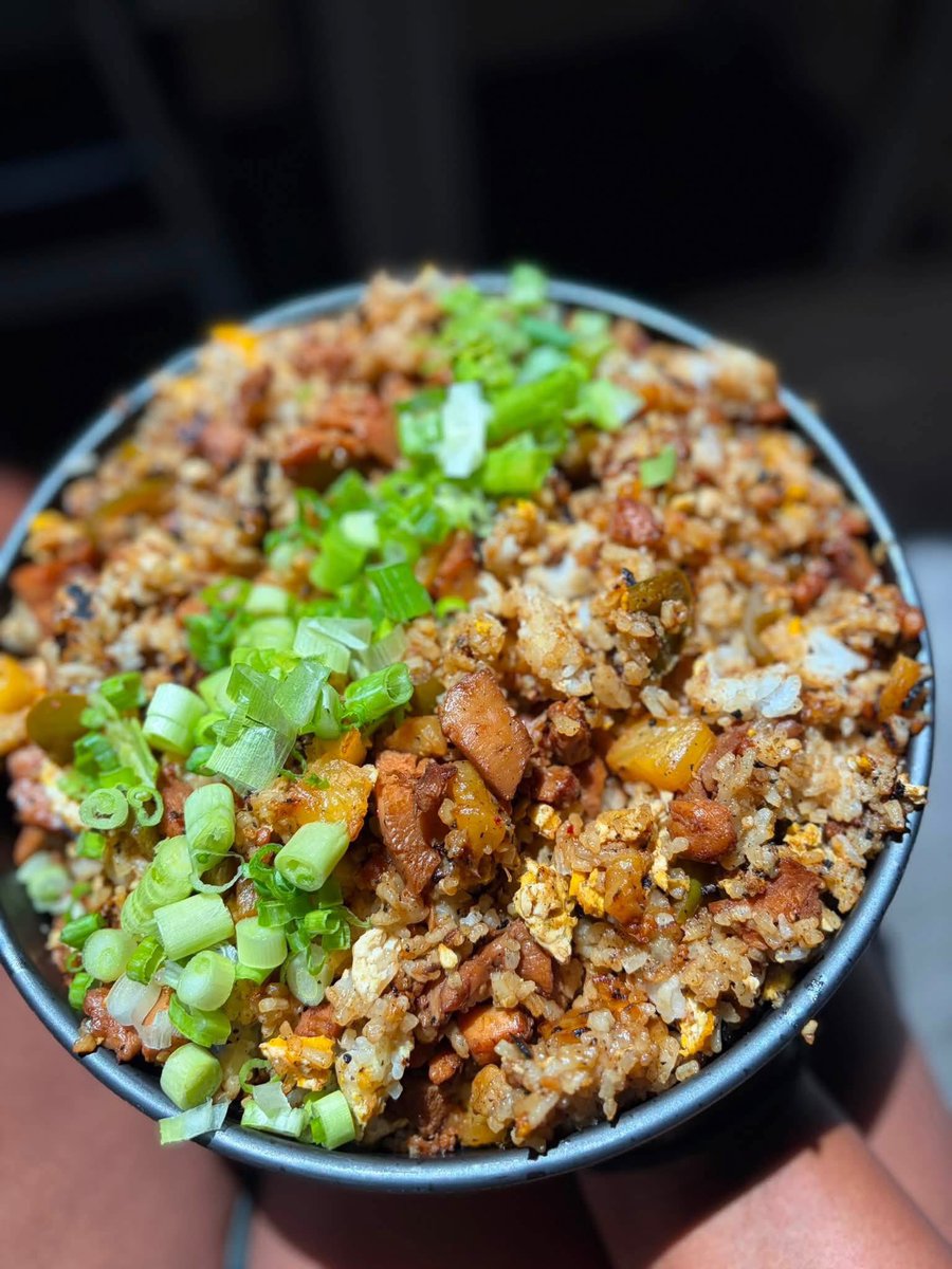 queen_koree's tweet photo. Wait till I tell my family we having JERK CHICKEN FRIED RICE instead of bbq 😭😭 This dish dances on my taste buds with a sweet flavor from the pineapple, umami from the chicken but a surprising kick from the jalapeños and jerk teriyaki sauce   !! Omg !! Delicious ! https://t.co/opX68tGTJ7