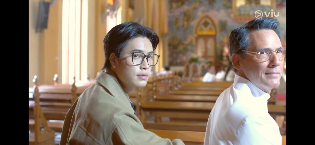 plewplewpleww's tweet photo. #TicketToHeavenFinalEP 🤍👼🪽🥇

น้องตั๋วคือ Series of the Year สำหรับเราจริงๆ เป็นการคัมแบ็กของเจมีไนน์โฟร์ทที่ยิ่งใหญ่ ไม่ใช่เพราะกระแสหรือความแมส แต่เพราะนี่คือผลงานที่ทำให้เห็นว่าการแสดงของทั้งคู่เติบโตขึ้น ผ่านการสั่งสมประสบการณ์ จนผลิดอกออกผลเป็นฝีมือการแสดงที่สุกงอม

สำหรับใครที่ยังไม่ได้ดู อยากให้ลองเปิดใจดูสักครั้ง เพราะเรื่องนี้ให้อะไรมากกว่าความหวานและความฟิน แต่กลับมอบความรักให้กับคนดู ความรักในหลากหลายความหมาย ทั้งความรักต่อคนคนหนึ่ง ความรักต่อพระเจ้า และความรักต่อตนเอง ผ่านเรื่องราวของบาร์ธและแทนรัก เด็กหนุ่มสองคนในปี 1996 ยุคที่ความรักของคนเพศเดียวกันยังไม่ได้รับการยอมรับ และยิ่งยากขึ้นไปอีก เมื่อปลายทางของหนึ่งในนั้นคือขอบสุดของความศรัทธา

ตลอดทั้งหกตอน เราไม่ได้เป็นเพียงผู้ชมที่เฝ้ามองเรื่องราวดำเนินไป แต่เหมือนได้เติบโตไปพร้อมกับเด็กสองคนนี้ ทุกความสุขของบาร์ธทำให้เรายิ้ม ทุกความลังเลของแทนรักทำให้เราอึดอัด และทุกครั้งที่แทนรักต้องเลือกระหว่างความรักกับความศรัทธา หัวใจของเราก็แกว่งไกวไม่ต่างจากลูกตุ้ม ครู่หนึ่งเอนเอียงไปหาความรัก อีกครู่หนึ่งก็ถูกแรงโน้มถ่วงของศรัทธาฉุดกลับมา 

การแสดงของเจมีไนน์โฟร์ทคือแรงขับที่ทำให้ซีรีส์เรื่องนี้พุ่งขึ้นไปถึงจุดสูงสุด ก่อนจะพาเราดิ่งลงสู่ห้วงลึกของอารมณ์ไปพร้อมกับตัวละคร ทั้งสองคนไม่ได้เพียงแค่ถ่ายทอดเรื่องราวของบาร์ธและแทนรัก แต่ค่อยๆ หลอมตัวเองให้เลือนหายไป เหลือเพียงเด็กหนุ่มสองคนที่มีเลือดเนื้อ ความเชื่อ ความหวัง ความรัก และความเจ็บปวด ใช้ชีวิตอยู่ตรงหน้าเรา การกระทำ จังหวะการพูด แววตา หรือแม้แต่ท่วงท่าการเดิน ล้วนเกิดจากความเข้าใจตัวละครอย่างลึกซึ้ง จนเราไม่ทันรู้ตัวว่า เมื่อไรที่เลิกมองทั้งสองเป็นเจมีไนน์โฟร์ท แต่กลับเริ่มมองว่า นี่คือบาร์ธกับแทนรัก เรานับว่า มันคือการเติบโตทางการแสดงที่ยิ่งใหญ่ของเจมีไนน์โฟร์ทจริงๆ

นักแสดงสมทบทุกคน ตั้งแต่คุณอั๋น คุณนก คุณต้อม พี่ไบรท์ อชิ คีน มุก ไปจนถึงทุกตัวละครที่ผ่านเข้ามา ต่างก็เป็นผู้ร่วมถักทอโลกใบนี้ให้มีชีวิต เหมือนต้นไม้หนึ่งต้นที่ไม่อาจงดงามได้ด้วยลำต้นเพียงอย่างเดียว หากต้องอาศัยกิ่งก้าน ใบ ดอก และผล ที่แตกแขนงออกไป 

ตั้งแต่เริ่มต้นจนจบ เราไม่ได้แค่ซาบซึ้งไปกับเรื่องราวของความรัก แต่ยังรู้จักความรักในความหมายที่กว้างกว่าที่เคยเข้าใจ สำหรับเรา ซีรีส์เรื่องนี้ไม่ได้พยายามชี้ว่าเส้นทางไหนถูกต้องกว่าอีกเส้นทาง แต่ทำให้เห็นว่า ไม่ว่าจะเลือกความรักหรือเลือกศรัทธา ปลายทางของทั้งสองเส้นต่างก็มีความรักรออยู่เสมอ เพราะความรักไม่ได้หายไปตามสิ่งที่เราเลือก หากเพียงแปรเปลี่ยนรูปร่างไปตามหนทางที่เราเดิน และนั่นคือความสำเร็จที่งดงามที่สุดของเรื่องนี้ 

แม้จะเติบโตมาในศาสนาและความเชื่อที่แตกต่างกัน แต่ซีรีส์กลับค่อยๆ พาเราเข้าไปสัมผัสโลกของศรัทธา จนเราไม่เพียงเข้าใจความรู้สึกของแทนรัก แต่เรายังเรียนรู้ที่จะโอบรับ ทำความเข้าใจ และเคารพความเชื่อที่หล่อหลอมผู้คนให้เป็นอย่างที่เขาเป็น โดยไม่จำเป็นต้องมีศรัทธาแบบเดียวกัน

ลองเปิดใจ แล้วค่อยๆ เดินเข้าไปทำความรู้จักเรื่องราวของบาร์ธและแทนรักไปด้วยกันนะคะ ให้ความรัก ความหวัง และความเชื่อ ได้ถูกวางลงบนตาชั่งของความเข้าใจ แล้วปล่อยให้เรื่องราวของพวกเขาค่อยๆ ขยับตาชั่งของคุณเอง 🪽👼