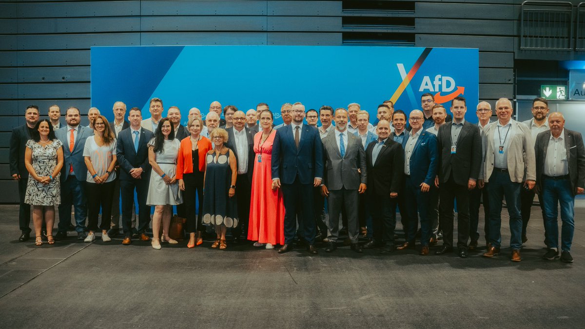 S_Muenzenmaier's tweet photo. Richtig stolz, an der Spitze des Landesverbands Rheinland-Pfalz zu stehen! Ein top Auftritt heute auf dem Parteitag in Erfurt von allen Delegierten 💪🏼🇩🇪 
Bald regieren wir! https://t.co/lTaZgdLaXO