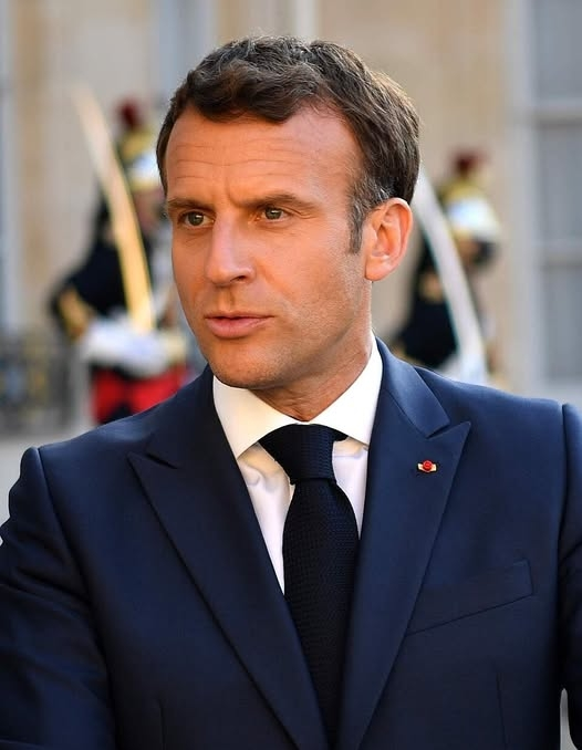 ChristinePP27's tweet photo. Bruit résiduel :

SCANDALE : LE GOUVERNEMENT MACRON LANCE UNE ATTAQUE MASSIVE CONTRE LE PATRIMOINE HISTORIQUE FRANÇAIS 📷 
La technocratie parisienne frappe au cœur de notre identité. Sous couvert de décentralisation et de relance du logement, un projet de loi s'apprête à sacrifier l'esthétique, l'histoire et la beauté de nos communes au profit des promoteurs immobiliers. 
Les faits 
Loi fossoyeuse : Le ministre de la Ville et du Logement, Vincent Jeanbrun, pousse un projet de loi « visant la relance et la décentralisation du logement » pour construire plus et plus vite. 
Fin du verrou de protection : Pour y parvenir, le texte prévoit de neutraliser le code du patrimoine dans de nouvelles « Opérations d’intérêt local » (OIL) décidées par les maires et les préfets. 
Abolition de l'avis des ABF : Au sein de ces zones, l’avis conforme des Architectes des Bâtiments de France (ABF) — rempart historique contre le grand n'importe quoi architectural — sera supprimé au profit d'un simple avis consultatif, totalement inopérant. 
Le contexte / L'enquête 
Saccage des garde-fous locaux : Le texte suspend également les protections des Plans Locaux d’Urbanisme (PLU). Les limites de hauteur des bâtiments sautent, et la protection des arbres remarquables, des espaces verts ou des édifices anciens non classés disparaît. Un retour direct aux dérives esthétiques des années 1960. 
Le ministère de la Culture aux abonnés absents : Face à cette menace jugée par les experts comme potentiellement plus dévastatrice à long terme que l'incendie de Notre-Dame, le ministère de la Culture se mure dans le silence pour ne pas « faire de vagues ». 
Calendrier suspect : Alors que l'État refuse des initiatives culturelles privées sous prétexte que l'élection présidentielle a lieu dans moins de dix mois, le gouvernement d'Emmanuel Macron n'hésite pas à imposer cette dérégulation brutale du territoire à la hâte. 
L'avis de la rédaction 
Ce projet de loi est un insupportable naufrage patrimonial et un outrage à l'héritage de nos ancêtres. Après avoir affaibli nos institutions et brisé nos repères traditionnels, ce pouvoir finissant s'attaque désormais à la France charnelle, celle de nos clochers, de nos paysages préservés et de notre harmonie architecturale. Livrer nos communes au lobby du béton en muselant les Architectes des Bâtiments de France est une trahison pure et simple du bon sens. Protéger notre patrimoine, ce n'est pas refuser la modernité, c'est sanctuariser notre héritage civilisationnel face aux assauts de la spéculation et de la laideur standardisée. Nos villes et nos villages ont une âme, et celle-ci ne doit pas être bradée sur l'autel de la rentabilité technocratique. 

DEBAT DIRECT 
Face à ce projet de loi qui menace de défigurer l'architecture traditionnelle de nos régions, estimez-vous que le gouvernement commet un véritable crime contre l'identité de la France ? Faut-il sanctuariser nos communes contre les lois des promoteurs ? Débattons en commentaires, nous lisons tout ! 
RESTEZ MOBILISÉS ! 
Soutenez notre combat : Profitez de notre abonnement exclusif à 0,99€ pour financer un média courageux, indépendant et sans concessions. 
Abonnez-vous à notre page pour ne rien rater de l'actualité sans filtre. 
Partagez massivement ce post pour briser l'omerta et sauver notre patrimoine ! 
Envoyez des Étoiles  grâce au bouton étoiles, on a besoin de financer un peu de matériel ! 
Source : La Tribune de l’Art (Didier Rykner) Voir moinsBruit Résiduel2129il y a 1 j

Nina Padilha