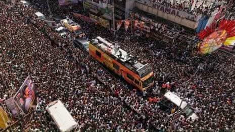 SivaKum56664767's tweet photo. இங்கு இறந்தவர்கள் என்ன எல்லை பாதுகாப்பு வீரர்களா.? 

நாட்டுக்காக பாடுபட்ட தியாகிகளா? 

நாட்டுக்காக போரிட்ட இராணுவ வீரர்களா?

அல்லது உலக அளவில் இந்தியாவுக்காக ஏதாவது விளையாட்டு போட்டியில் கலந்து கொண்டு கோப்பை வென்று கொடுத்தார்களா..??

அல்லது அரசுப்பணியின் போது ஏற்பட்ட விபத்தில் இறந்த  ஊழியர்களா?

எதற்காக இவர்களுக்கு அரசுப்பணி? 

தமிழ்நாடு என்ன விஜய் அவர்களின் தனிப்பட்ட சொத்தா?

காடு, கரம்பை விற்றுபடித்துவிட்டு வீதியில் எத்தனையோ பேர், பல அரசுத்தேர்வுகளை எழுதிவிட்டு பணிக்காக காத்திருக்கும் இளைய தலைமுறை

இப்படி எத்தனை எத்தனையோ பேர் கனவுகளோடு காத்திருக்கும் போது, ஒரு நடிகரை காண திமிரெடுத்து வந்து பலியான முட்டாள்களுக்கு அரசு பதவி ஒரு கேடா.??

#ஊரான் #வீட்டு #நெய்யை #எடுத்து 
#ஸ்வீட் #செய்யக்கூடாது முதல்வரே..!! போட்டி தேர்வுக்கு தயாராகும் மாணவர்கள்,பொதுமக்கள்  என பலரும் தங்களது கடும் கண்டனங்களை பதிவு செய்து வருகின்றனர்.😡

-பதிவு.

#karur #stampede #death #money #govtjobs