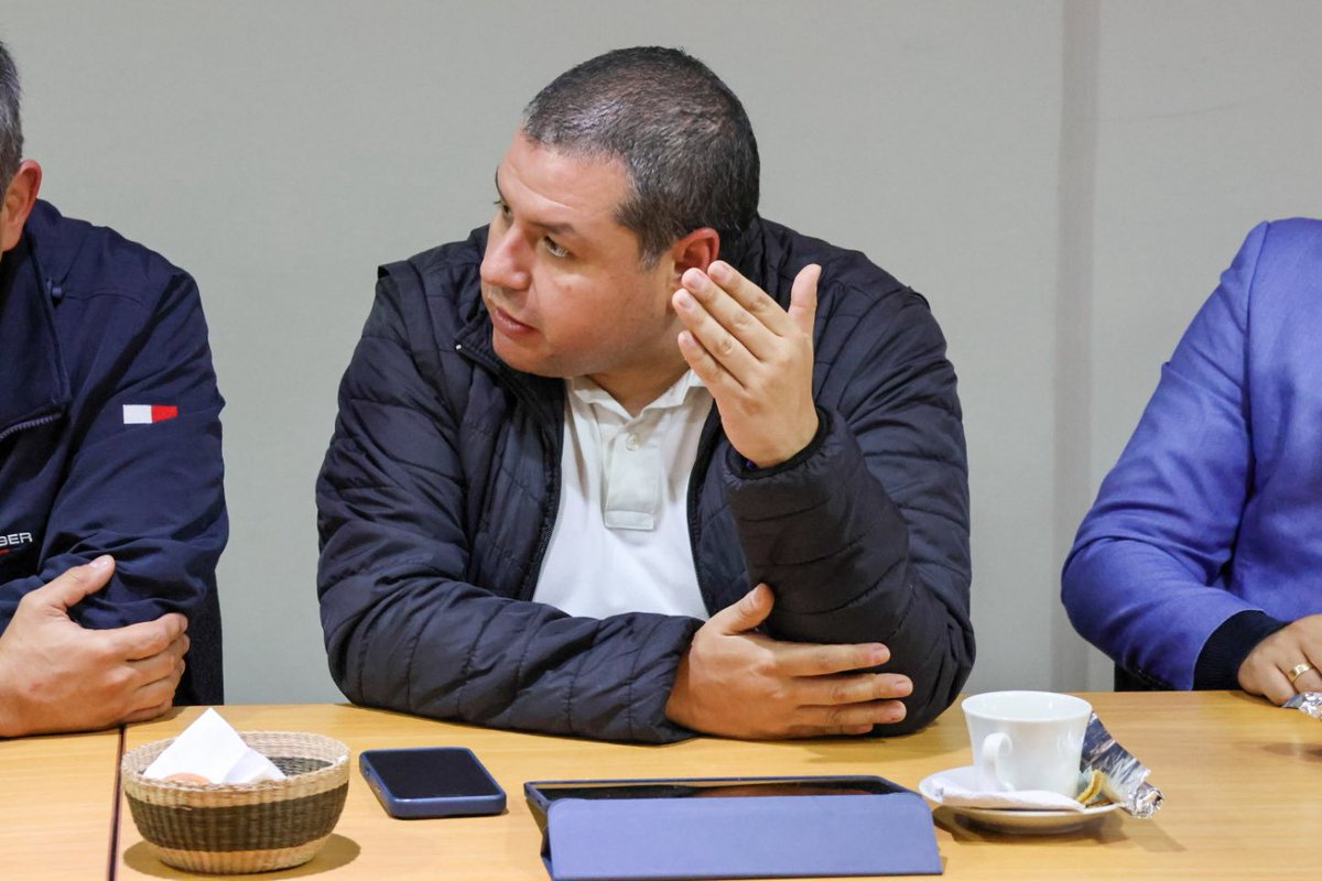 LuisAlfonsoEsc's tweet photo. Trabajamos con @CGEN_Narino en la construcción de una agenda conjunta que promueva los intereses del departamento y fortalezca la interlocución con el nuevo Gobierno Nacional.

Analizamos temas como seguridad, competitividad, infraestructura y proyectos estratégicos para el desarrollo del territorio, con el propósito de definir una ruta de trabajo en torno a las prioridades de #Nariño. 

Seguimos promoviendo el diálogo, la articulación institucional y la construcción de consensos para fortalecer la competitividad, priorizar acciones, gestionar oportunidades y consolidar los avances en seguridad y #PazTerritorial, porque por encima de cualquier coyuntura política está el bienestar de las y los nariñenses.