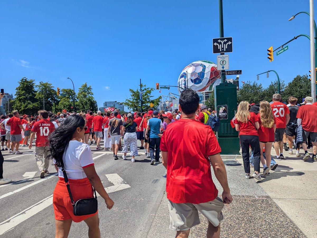 FrancopresseAPF's tweet photo. Le maillot rouge : comment le Canada se raconte par le soccer: JOURNAL LA SOURCE – IJL – À Vancouver, ces jours-ci, le soccer se porte autant qu'il se regarde. Le maillot rouge de l'équipe canadienne est devenu l'un… https://t.co/bnNyOcVPvr #FrCan #Francophonie #MédiasFrancos https://t.co/SHMi2MoeDB