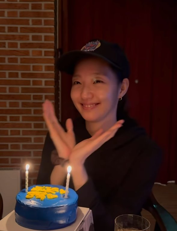 LeJournalHQ's tweet photo. Kim Go Eun shared a glimpse of her happiest birthday celebration. 🎂🤍

The actress posted photos and videos from her birthday party, thanking everyone for the warm wishes and writing, "Thank you for all the birthday wishes. It was such a happy birthday." Smiling brightly while blowing out the candles, her natural beauty and makeup free look caught fans' attention.

After wrapping up Yumi's Cells Season 3, Kim Go Eun is also set to reunite with the Goblin cast in Goblin 10th Anniversary Trip, which premieres today on tvN. 

https://t.co/lZmgjljRkS
