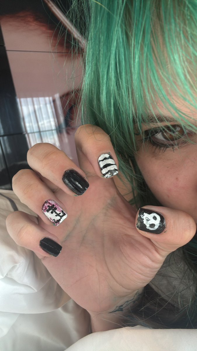 sofmuststarve27's tweet photo. shitty nails i did https://t.co/7zuv2zLHO0