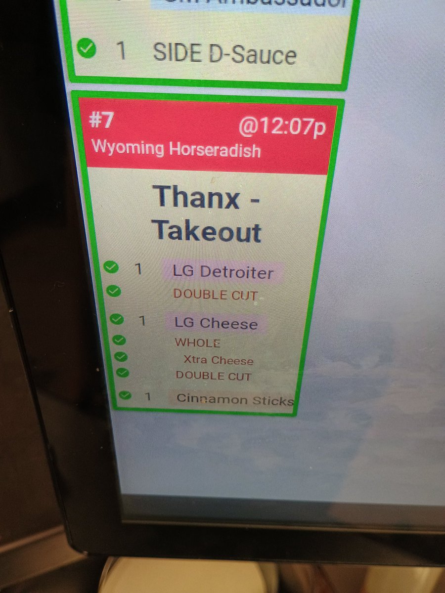GlockyFox's tweet photo. Who TF they got out here ordering pizza dawg 😭 https://t.co/ppy9AMdaag