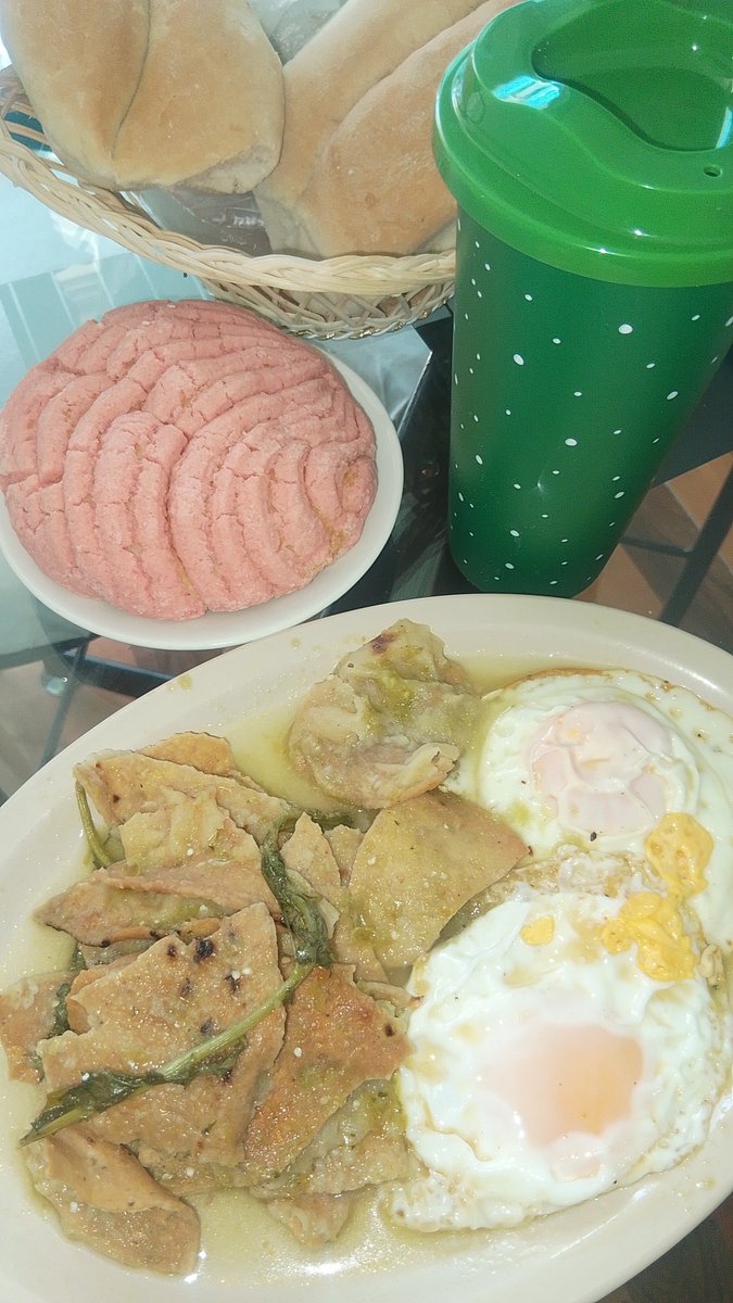 ernestt001's tweet photo. Pues . . . Si es la única #Concha que me voy a comer 😔 no me quedar�� con las ganas 😋
#ConchaRosa
#Café
#Chilaquiles
Buen Provecho 😋 a todos¡! https://t.co/qFWUuVVmUy