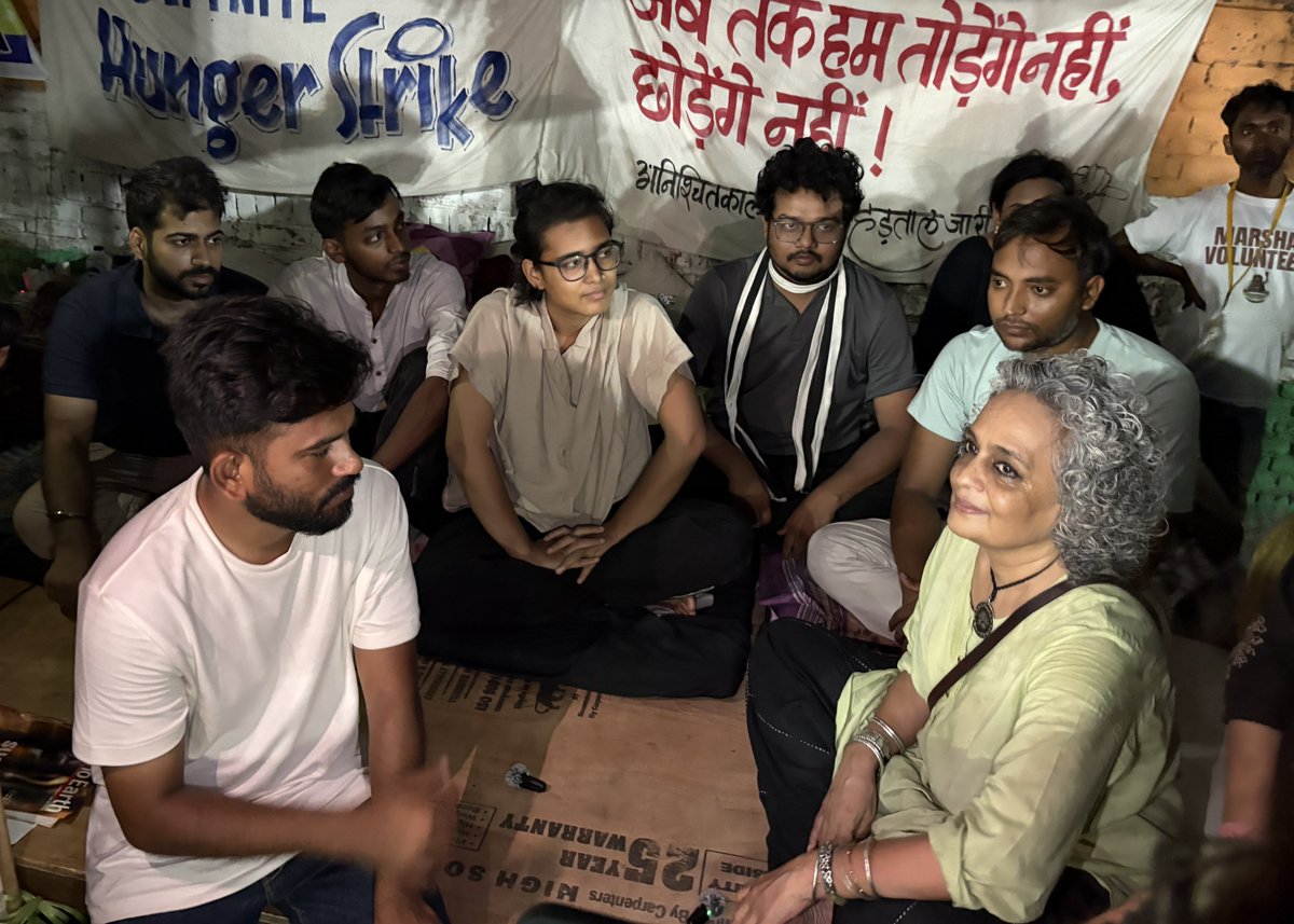 neha_aisa's tweet photo. Glad to have met Arundhati Roy who came in solidarity with the hunger strike and in the demand for the resignation of Dharmendra Pradhan.

The conversation with Abhijeet and Arundhati highlighted the broad front of struggle that this movement is building. https://t.co/QWC3XIBBCN