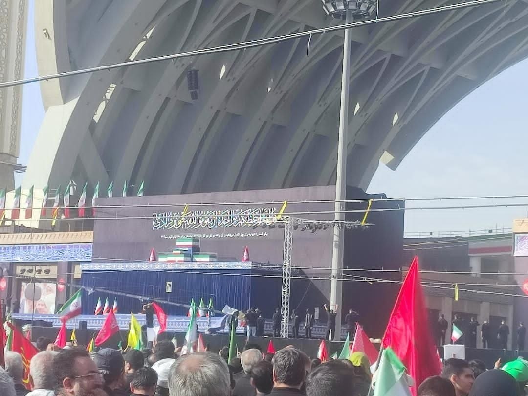 mrymsms453619's tweet photo. از وداع تا بیعت؛ از سوگ تا عهدی تازه. ملت ایران در مراسم تشییع رهبر شهید، حماسه‌ای آفرید که در تاریخ انقلاب اسلامی بی‌نظیر است. #باید_برخاست #رهبر_گام_دوم https://t.co/MxRcP6F8lK