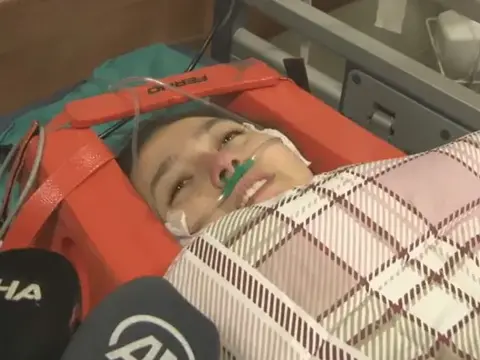 bosunatiklama's tweet photo. 6 Şubat depremlerinde enkazdan 248 saat sonra sağ olarak çıkarılan Aleyna Ölmez, diplomasını kendisini kurtaran madencinin elinden aldı. https://t.co/FqW4ksOnLq