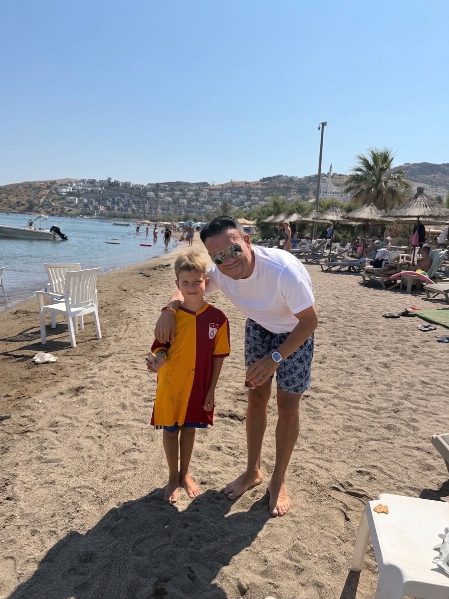 dincerazaphangs's tweet photo. Türkiye’nin neresinde olursak olalım, çocuklarımızı unutmamak lazım. Onlar bizim her şeyimiz, geleceğimiz 👦🧑‍🤝‍🧑 Bugün de 10-15 kadar çocuğumuza forma vererek onları Galatasaraylı yaptık. Tatilimiz boyunca da her gün yüzlerce çocuğa forma dağıtıp onları Galatasaraylı yapacağımızdan kimsenin şüphesi olmasın. 💛☺️❤️
