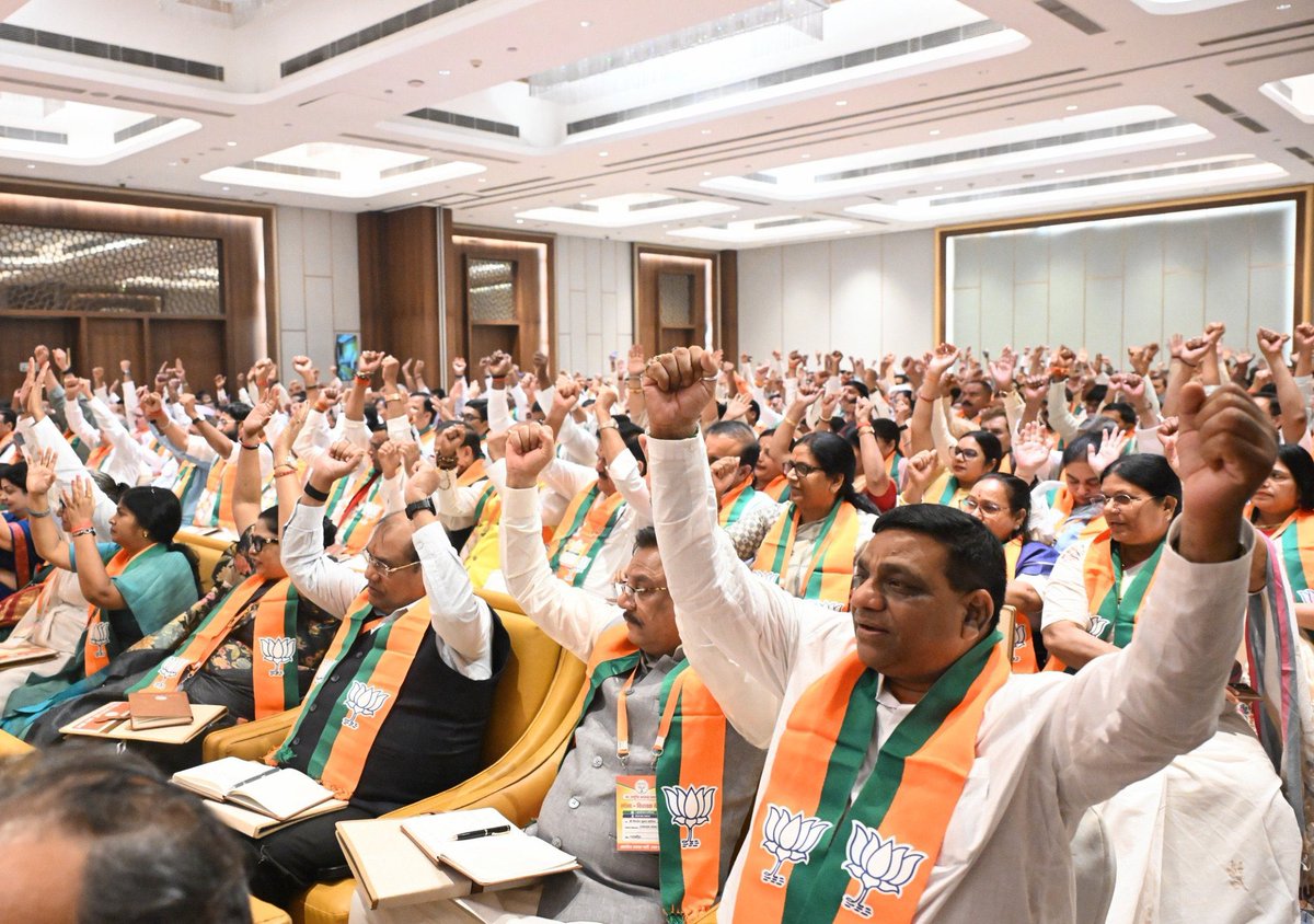 BJP4India's tweet photo. भाजपा राष्ट्रीय अध्यक्ष श्री @NitinNabin ने आज लखनऊ में भारतीय जनता पार्टी उत्तर प्रदेश के सांसदों, विधायकों एवं विधान परिषद सदस्यों के साथ बैठक की। https://t.co/CdzyRcXw9T