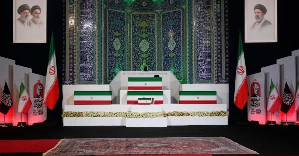 MarianoGiustino's tweet photo. Ecco, quello che bisogna sapere del funerale del dittatore #AliKhamenei nel mio articolo di oggi su Il Riformista.
https://t.co/E9243A5XbX
La cerimonia di congelamento e di scongelamento di un dittatore [di un regime]. L'elenco degli ospiti al funerale di #Khamenei è praticamente la lista di esponenti del terrore più ricercati al mondo: leader talebani, di Hezbollah, di Hamas, di qualche presidente irrilevante di cui nessuno ha mai sentito parlare e di paesi dittatoriali e autocrati quali #Cina, #Russia, #Turchia,
Il regime islamico iraniano cerca di cambiare il volto della bruciante sconfitta militare con bare, bandiere, “lamentanze religiose”, folle organizzate di truppe cammellate di mercenari sciiti fatti affluire da ogni angolo del Medio Oriente, dell’Asia e dell’Africa e con la narrazione del martirio.
I funerali di Khamenei sono più di una cerimonia di addio per un leader scomparso: sono il palcoscenico per la rappresentazione della propaganda e del potere gravemente ferito della Repubblica islamica.
La bara di Khamenei veicola un messaggio più che un cadavere: il regime vuole dimostrare di essere ancora in grado di organizzare eventi, mobilitare la popolazione nel tentativo di trasformare la bruciante umiliazione per la morte del suo dittatore nella narrazione della shahada, pilastro ideologico fondamentale che trasforma la morte in battaglia in uno strumento politico di resistenza e di legittimazione del potere. La shahada è radicata nello sciismo; eleva chi muore per lo Stato a eroe sacro, la cui memoria viene mobilitata per mantenere unito il consenso interno anche col terrore diffuso in ogni angolo dei centri urbani del paese dai mercenari iracheni di Kata’ib Hezbollah, Harkat al-Nujaba, aﬃliati al regime iraniano, di Sayyid al-Shuhada e le brigate Badr, quelle afghane Fatemiyoun e quelle Houthi yemenite, impiegate in prima linea per la brutale repressione. Decine di migliaia di iraniani poveri pagati con un pezzo di pane per partecipare ai funerali dell’imam ucciso e i testimoni della fede indottrinati dalla propaganda della devozione al martirio dell'imam Husayn nella battaglia di Karbala; martirio utilizzato come modello eterno di resistenza contro l'oppressione, dal 1979 traslato nella retorica anti-occidentale e anti-israeliana.
Quel funerale intende cancellare questa sconfitta dalla memoria collettiva e creare al suo posto una nuova visione: un leader martirizzato, una nazione in lutto, un nemico straniero e un esercito che si erge fiero dopo il colpo subito. Così il rituale religioso diventa uno strumento politico.
Nella cultura politica khomeinista, la morte serve agli interessi del potere, diventa "martirio" e Khamenei da leader repressivo viene santificato, vittima del nemico da espellere dal Medio Oriente e dal Mondo.
Ma la stragrande maggioranza della popolazione iraniana non ha partecipato a questa scenografia perché non dimentica.
Per milioni di iraniani, Khamenei è un nome legato al massacro di Aban, alla repressione del movimento “Donna, Vita, Libertà, alle impiccagioni di giovani manifestanti, alle torture indicibili di oppositori, di minoranze e anche di minori, alla povertà diffusa, alle migrazioni forzate, alla corruzione strutturale, alla carenza di acqua, di cibo, di farmaci, di assistenza sanitaria e alla trasformazione della vita quotidiana in un campo di battaglia. Il governo vuole coprire questa memoria con il suono delle “lamentanze”. Quella popolazione che ha partecipato ai funerali era lì per paura, per coercizione, perché pagata o per abitudine o per indifferenza. Decine di migliaia non sono cittadini iraniani, ma popolazione araba fatta affluire da diversi angoli del pianeta.
Buona lettura completa su Il Riformista.