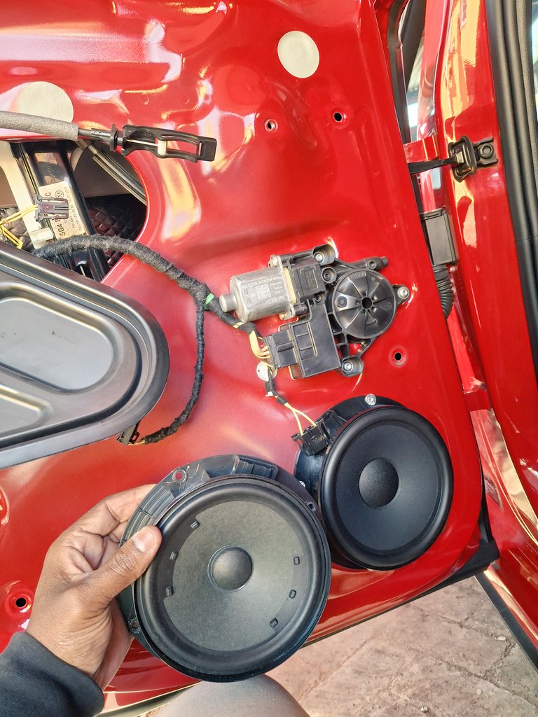 Lwanda_'s tweet photo. Sanbonani. Long overdue update but because of unreliable installers, I decided to do this myself(we're still leaving cars alone 🫵🏾). 

Was it worth it? Absolutely. Would I do it again? No. It took me the whole damn day 😭 https://t.co/yC4xv1io6d
