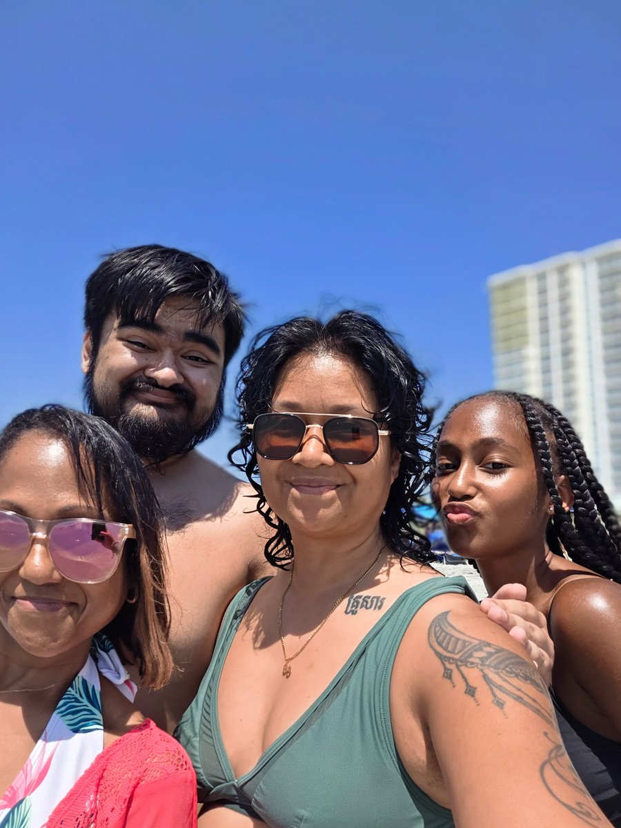 UltraSpideyFan's tweet photo. Here are my vacation pics with Mom, Tabitha, Khloe, Xander, and me at Bay Watch Resort. https://t.co/KtAjnVmCJV