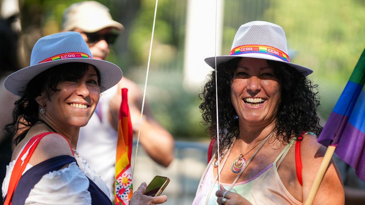 CCOO's tweet photo. 🔥📢‼️ Salimos a las calles con orgullo para que nadie nos haga dar ni un paso atrás. 

Seguimos defendiendo empresas libres de LGTBIfobia y una sociedad donde todas las personas puedan vivir en libertad.

✊🏳️‍🌈🏳️‍⚧️ ¡Feliz y combativo orgullo! https://t.co/uUA1DnYFFP