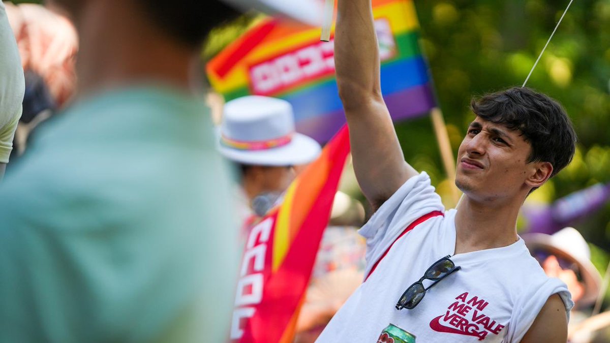 CCOO's tweet photo. 🔥📢‼️ Salimos a las calles con orgullo para que nadie nos haga dar ni un paso atrás. 

Seguimos defendiendo empresas libres de LGTBIfobia y una sociedad donde todas las personas puedan vivir en libertad.

✊🏳️‍🌈🏳️‍⚧️ ¡Feliz y combativo orgullo! https://t.co/uUA1DnYFFP