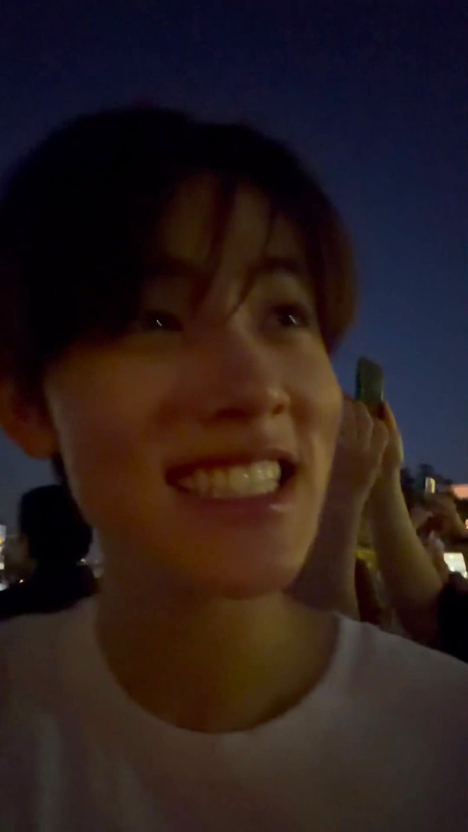 eomseaniee's tweet photo. aegi you saw that eifell tower (ㅠ__ㅠ) https://t.co/Fkq5p3vQ2L