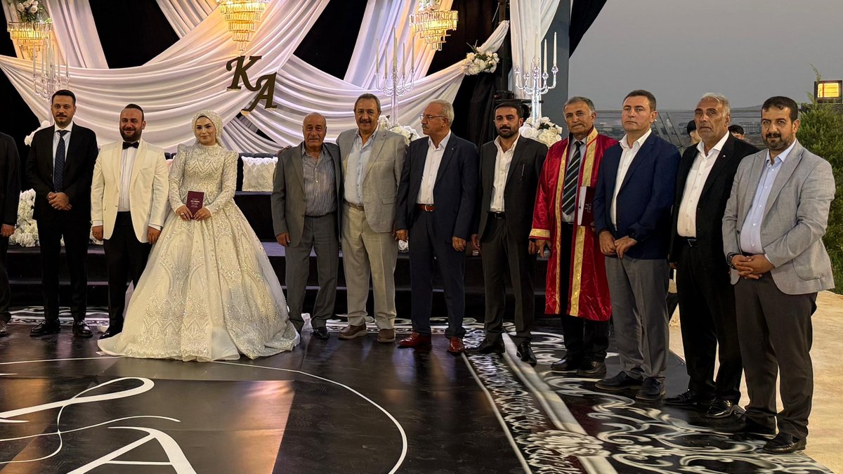 mehmetkayastb's tweet photo. Şehrimizin muteber ailelerinden Bülbül ve Dönmez ailelerinin değerli evlatları Ahmet ve Kübra çiftinin düğün merasimine katılarak nikâh akitlerine şahitlik etmekten büyük bir memnuniyet duydum.

Bu güzel ve anlamlı günde genç çiftimizin mutluluğunu paylaşmak bizler için de ayrı bir sevinç kaynağı oldu. Rabbim, kurulan bu mübarek yuvayı huzurlu ve bereketli eylesin.

Her iki aileyi gönülden tebrik ediyor; Ahmet ve Kübra çiftine sağlık, mutluluk ve ömür boyu saadetler diliyorum.
