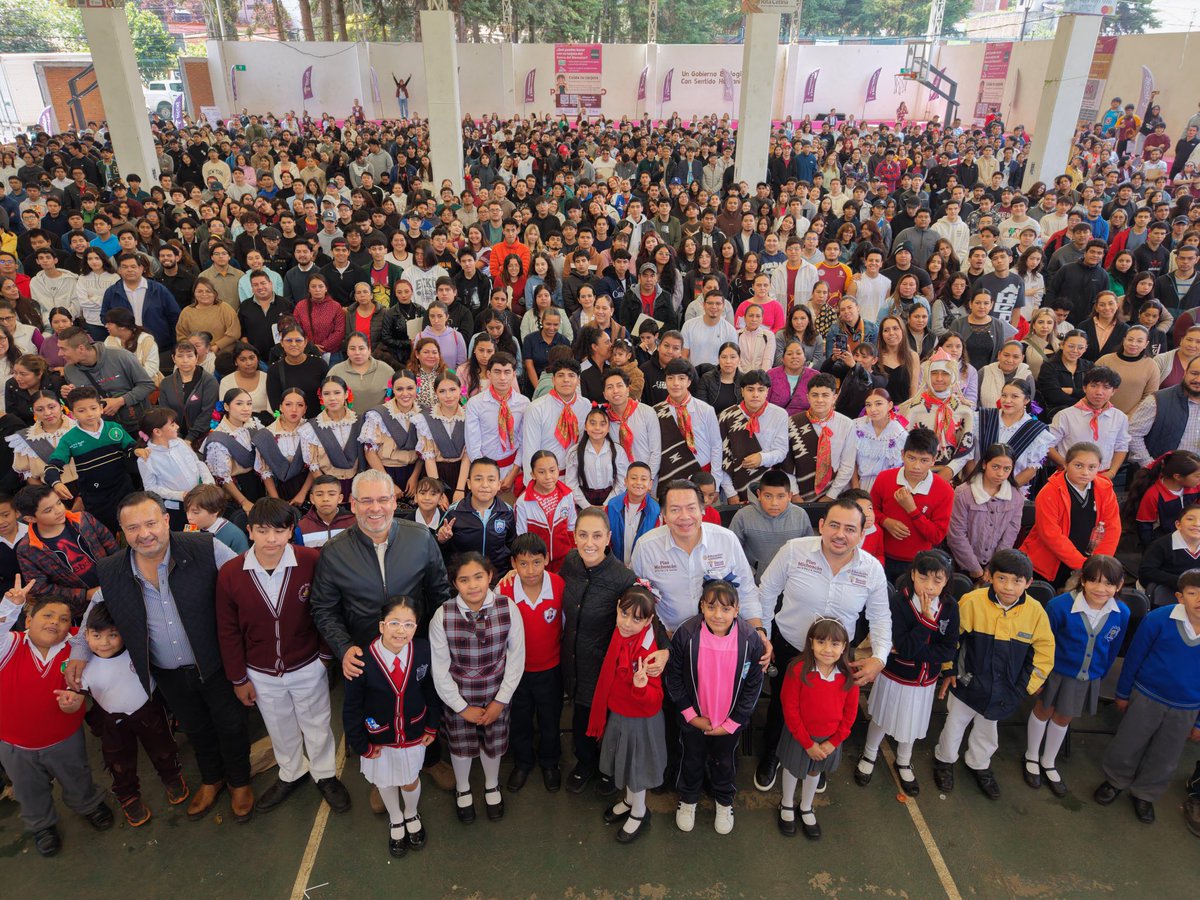 Claudiashein's tweet photo. En Michoacán ya tenemos un sistema universal de becas, desde primaria hasta la universidad. Una beca es mucho más que un apoyo económico: es un acto de justicia social que permite cambiar historias y garantiza que ninguna niña, ningún niño o joven tenga que abandonar sus estudios por falta de recursos.

Es, además, un mensaje de amor: pensamos en ustedes, confiamos en ustedes. Son el presente y el futuro que continúa con esperanza, haciendo realidad los anhelos de nuestro pueblo.
