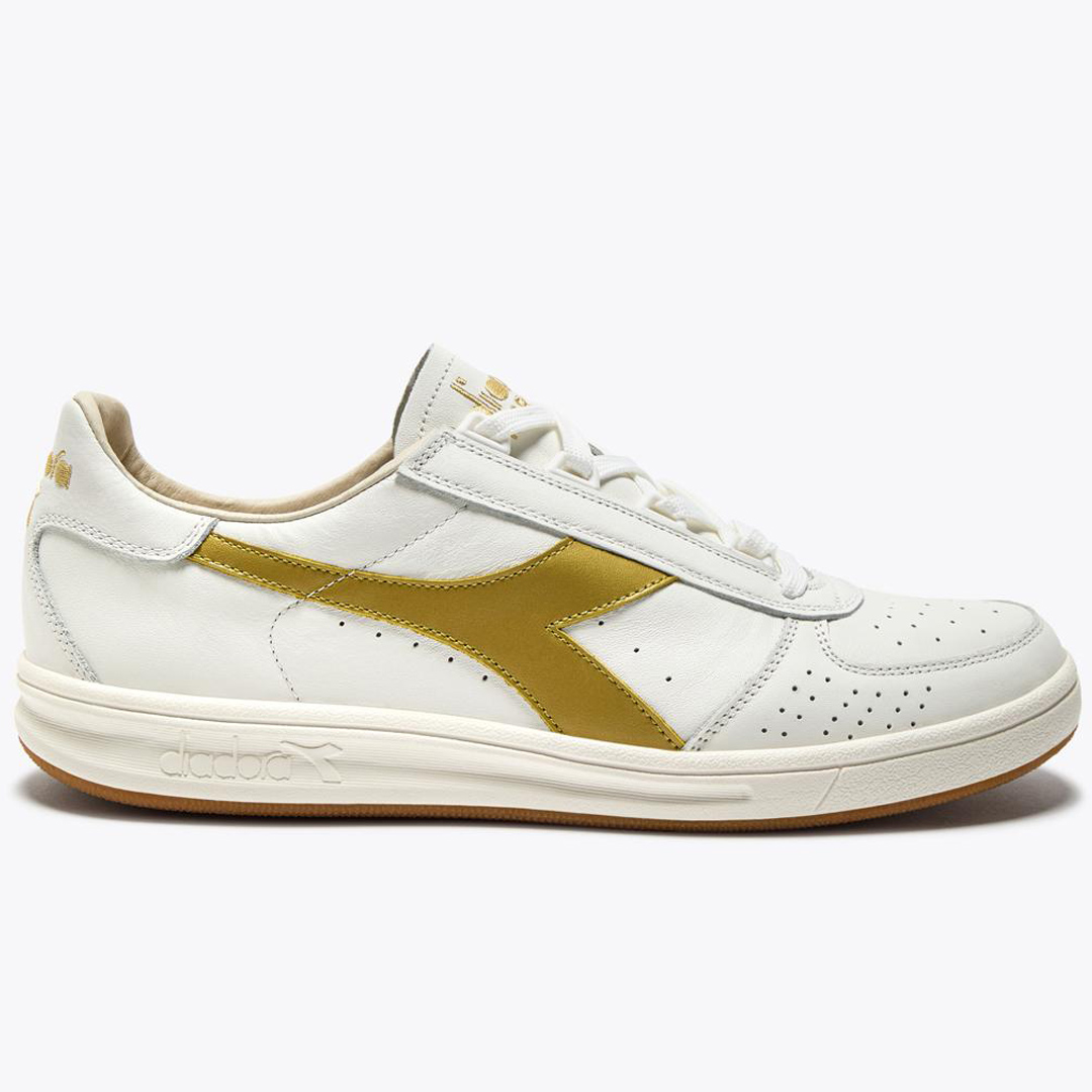 casualclassics's tweet photo. On offer, the made in Italy Diadora Borg Elite crafted from white, premium leather with gold details, available through the link: https://t.co/hFpudKRrFx #diadora https://t.co/goJ67m4rUs