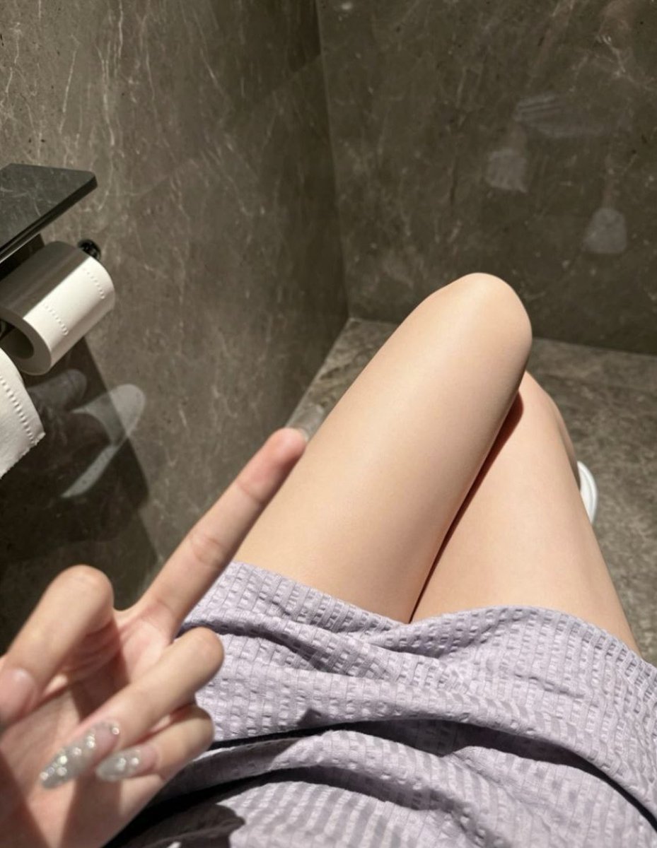 2025_op's tweet photo. 一群傻逼废狗赶紧来领取亲妈给你的中指🖕赏赐吧hh，上厕所也不忘给贱狗比🖕，废鸡傻逼是不是已经要幸福到颅内狂欢了啊，hh一群弱精蝈男  #亲妈 #女爹 #s女 #女尊 #男卑 #iiiis #公狗 #M男 https://t.co/2vxjrGWorz