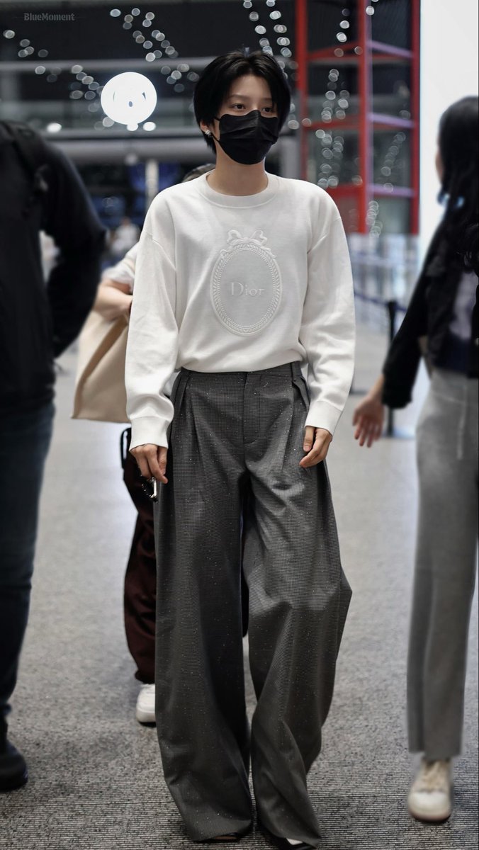 yanli1998's tweet photo. miss Dior #XINinParis https://t.co/SKNetfkfxe