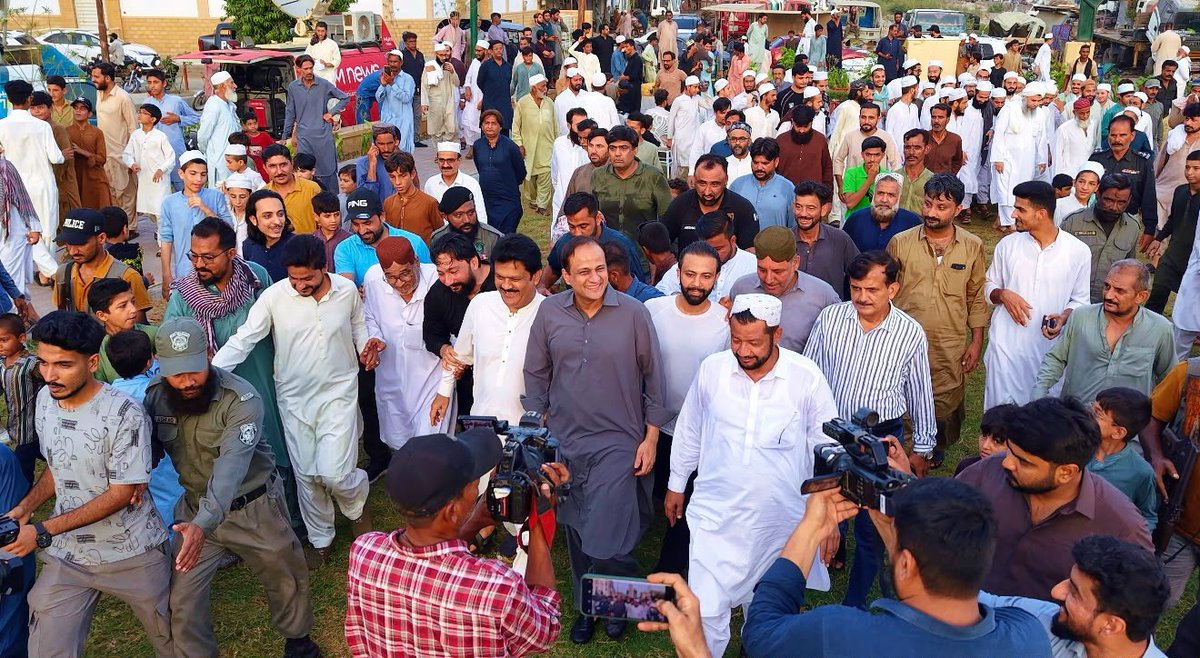 banbhanaamir's tweet photo. یہ ہے اصل لیڈرشپ عوام کے درمیان عوام کے ساتھ
میئر کراچی بیرسٹر مرتضیٰ وہاب۔ باتیں نہیں ڈیلیوری کراچی بدل رہا ہے #KarachiWorks https://t.co/pMe41F4MWn