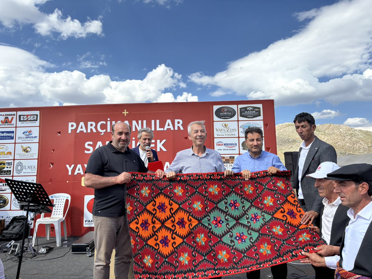 basrikahveci's tweet photo. Üyesi olduğum Parçikanlılar Derneğimizin düzenlediği #Parçikanlılar Sarıçiçek Yayla Şenliği’nde kıymetli hemşehrilerimizle bir araya geldik.

AK Parti Malatya Milletvekilimiz Sayın Bülent Tüfenkci, Büyükşehir Belediye Başkanımız Sayın Sami ERArapgir belediye başkanı Haluk CÖMERTOĞLU ve ilçe başkanlarımızın katılımlarıyla gerçekleşen bu anlamlı programda; hasret giderdik, muhabbetimizi tazeledik ve kardeşliğimizi bir kez daha pekiştirdik.

Bu güzel organizasyonda emeği geçen Parçikanlılar Derneği Başkanımız ve yönetimine teşekkür ediyor, şenliğimizin birlik, beraberlik ve dayanışmamıza vesile olmasını temenni ediyorum.

Rabbim birlik ve beraberliğimizi daim eylesin.