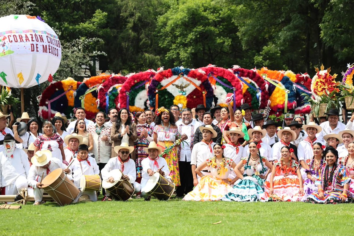 ContraProMx's tweet photo. #Oaxaca llega a los #Pinos para #México y el mundo
Ciudad de México, 04 de julio de 2026.- Con una #calenda inundada de alegría, colores, música y textiles, el estado de Oaxaca llegó a Los Pinos para compartir con todo el país y el mundo su riqueza cultural.
En conferencia de prensa se anunció "Oaxaca en Los Pinos", enmarcada en la estrategia del gobierno de México "Los estados en Los Pinos", que busca compartir la extraordinaria riqueza, diversidad, tradición comunitaria y la oferta cultural de este pueblo con todas las personas. “Oaxaca en Los Pinos” estará presente los días 4 y 5 de julio, de 10:00 a 17:00 hrs.
El titular de la Secretaría de Culturas y Artes de Oaxaca, Flavio Sosa Villavicencio anunció que, se podrán encontrar en diversos espacios del complejo muestras con 15 creadores de artesanías como textiles, huaraches, barro rojo, negro, orfebrería, alebrijes y más.
Asimismo, quienes visiten a Oaxaca en Los Pinos, conocerán 21 productos agroindustriales, además de la presencia de maestros mezcaleros y productos como pan, miel, chocolate, mermeladas y moles, por mencionar algunos.
Durante la presentación de esta actividad en la que estuvo presente la representante de la Diosa Centéotl Enid Azucena Torres Agustiniano, se informó que estará instalada la exposición fotográfica denominada "Oaxaca ceremonia perpetua", del fotoperiodista y documentalista oaxaqueño Juan Carlos Reyes García.
Asimismo, se contará con cinco talleres: de barro rojo, tatuajes temporales prehispánicos, pintura en madera, tallado en piedra y flor inmortal.
Se contará con la muestra representativa de la gastronomía oaxaqueña con platillos tradicionales de cinco municipios: Santa Ana del Valle, Tlacolula de Matamoros, San José Camotinchan del municipio de San Sebastián Ixcapa, San Juan Bautista
Cuicatlán y Heroica Ciudad de Juchitán de Zaragoza.
También estará una recreación de la tumba Uno de Mitla: Arquitectura, memoria y cosmopercepción de la cultura Zapoteca de Mitla a través de la escultura. De la misma forma se contará con cinco presentaciones de danza y 11 musicales; entre estas agrupaciones como Mujeres de Viento Florido, la artista Evelyn Acosta, el colectivo Tapa Caminos, Bandido del Camino y muchos más.