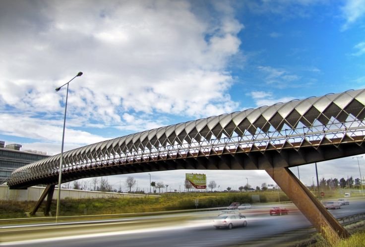 jucomanes's tweet photo. La verdad es que ya que se hace de cero, podría contar el puente con una pérgola incorporada desde el principio. Incluso una pérgola vegetal, aplicando el sistema expo de maceteros aéreos.

Al menos que sirva como alternativa al solazo de San Telmo y Los Remedios  @Ayto_Sevilla https://t.co/ygFDSZZpeG