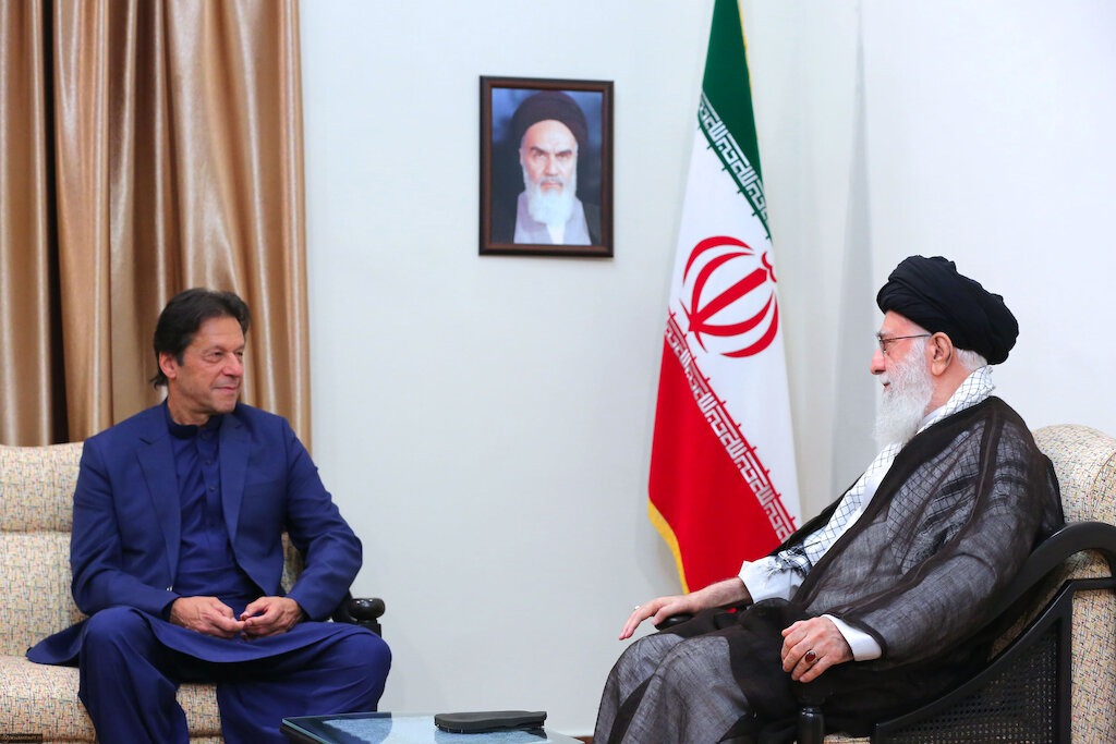 JimmyVirkk's tweet photo. کاش سابق وزیراعظم کو شہید آیت اللہ سید علی خامنہ ای کی نماز جنازہ پڑھنے کے لئے ہی رہائی دے دیتے۔ 💔 https://t.co/R1oJLptL4D