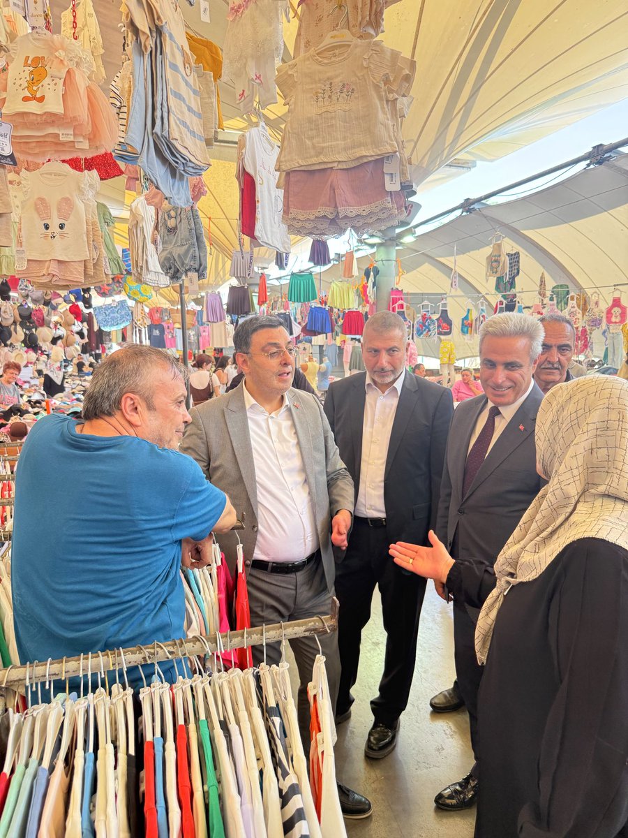 faruk_ibrahim_'s tweet photo. İstanbul Milletvekilimiz Sn Serkan Bayram’la çıktımız tarihi Cuma pazarında halkımız bizlere büyük teveccüh gösterdi,sahada,sokakta her zaman halkımızla bir arada olmaya devam edeceğiz.
#HerMahallesiyleKadıköy #kadıköy 
#salıpazarı
@orhan_kahya 
@akkadikoy 
@AvSerkanBayram 
@abdullahozdemir