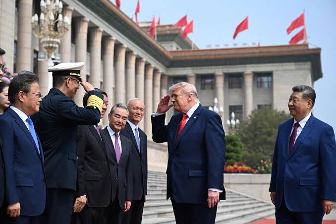 Fredsta3's tweet photo. @Acyn So why does Trump kiss commie ass so assiduously? https://t.co/WQK0Kpkes0
