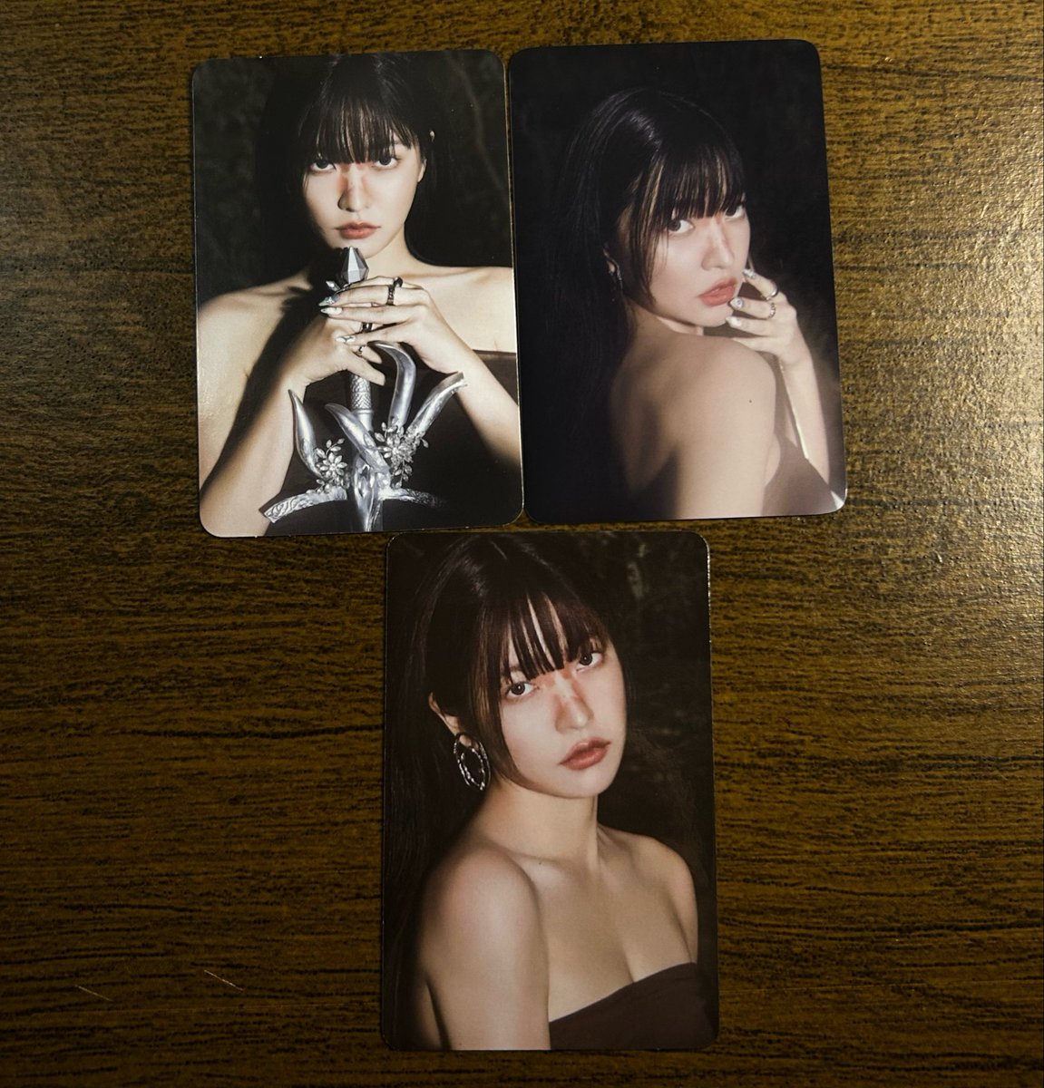 raven_levyy's tweet photo. Esse photoshoot deu esses photocards maravilhosos🖤

te amo chill kill🖤🐉 https://t.co/9QWuuvsMzW
