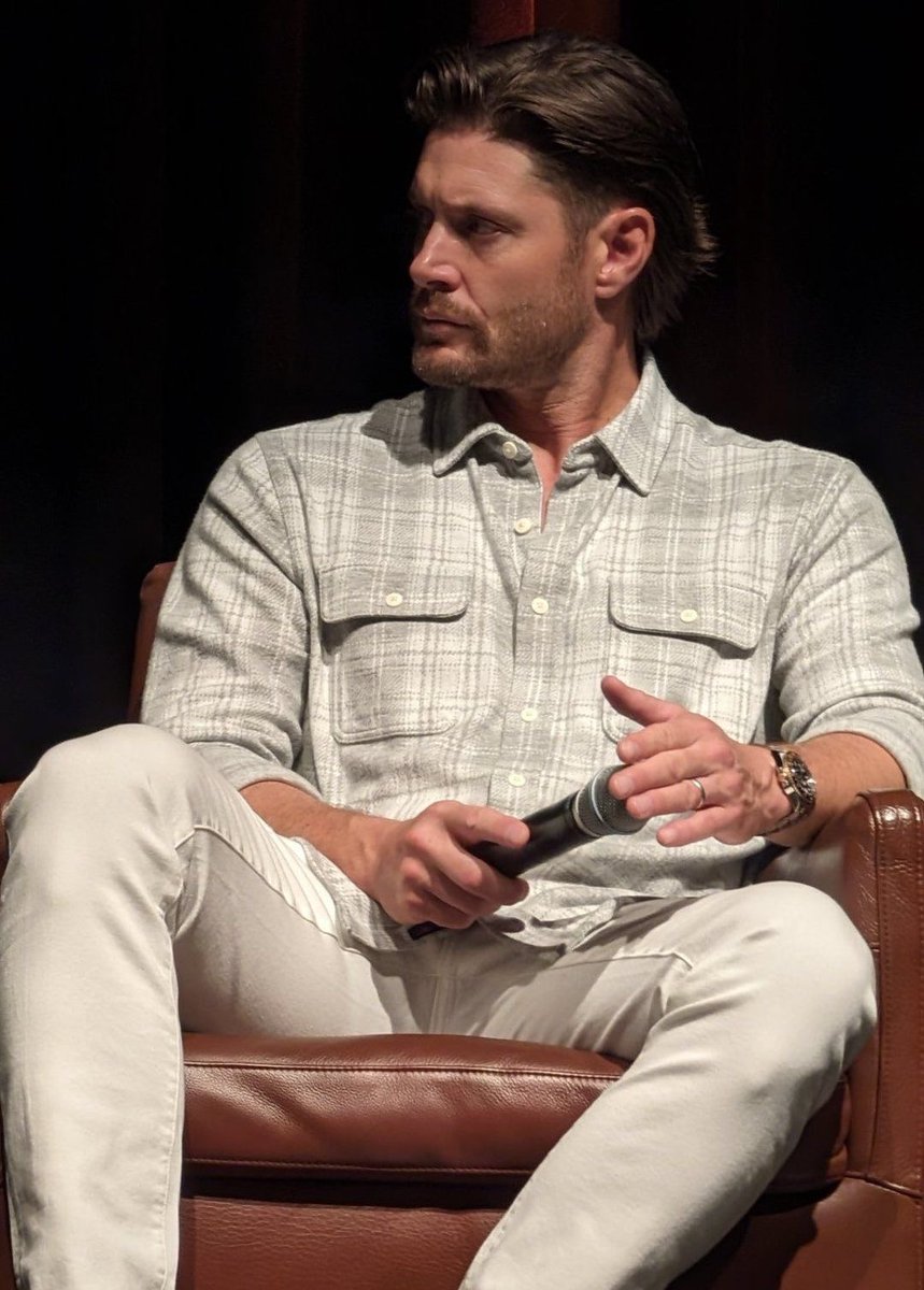 acklespaws's tweet photo. obsessed with the way he sits https://t.co/AjtFtTcdvl