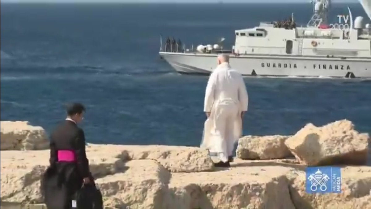 scandura's tweet photo. Sullo sfondo un pattugliatore Classe-Bigliani
Quattro le vedette GDF dello stesso modello consegnate dall'Italia ai criminali libici spacciati per guardia costiera, per aggressioni in mare e respingimenti illegali verso i lager della Libia, luoghi di torture e stupri quotidiani. https://t.co/44ZF1R3ZLO