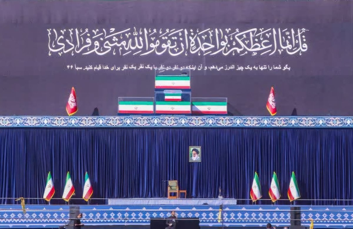 arnadeali's tweet photo. از جمعه‌ی نصر تا شنبه‌ی وداع و ان‌شاءالله تا صبح ظهور فاصله‌ای نیست.
هرجا یاد و اثری از شما باشد، عزت و شکوه ایران جلوه‌گر است.این وداع آغاز قیام برای ظهور خواهد بود. 
فقط آه از نبودنتان...
#باید_برخاست 
#امام_المجاهدین https://t.co/XexF4hADV2