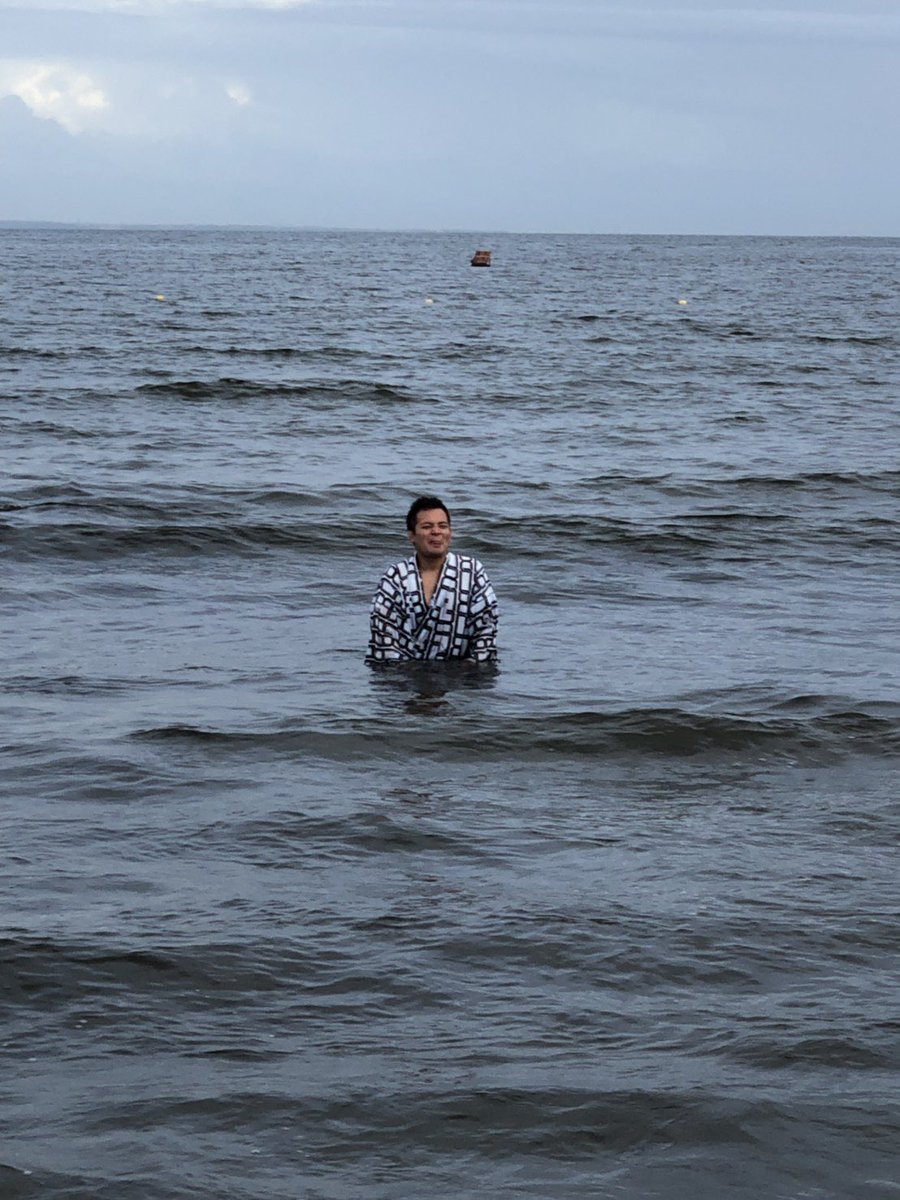 katuratakechiyo's tweet photo. 海の中でもやりました。
お客様は砂浜にいました。
ウケはさざなみ程度でした。 https://t.co/VaAyQ4f8hi