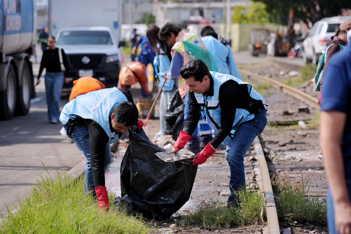 FeliFerMacias's tweet photo. No tirar basura también es cuidar a tu familia, a tus vecinos y a tu ciudad.

En esta temporada de lluvias, una calle limpia puede hacer la diferencia para evitar encharcamientos e inundaciones. Nosotros seguimos haciendo nuestra parte todos los días, pero este trabajo solo funciona si lo hacemos en equipo.

#QuerétaroConFuturo
#PlanOrden
