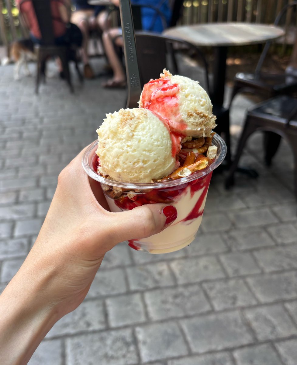megannn_lynne's tweet photo. never kill yourself. strawberry pretzel salad ice cream sundae https://t.co/3gxAnd0Cpv