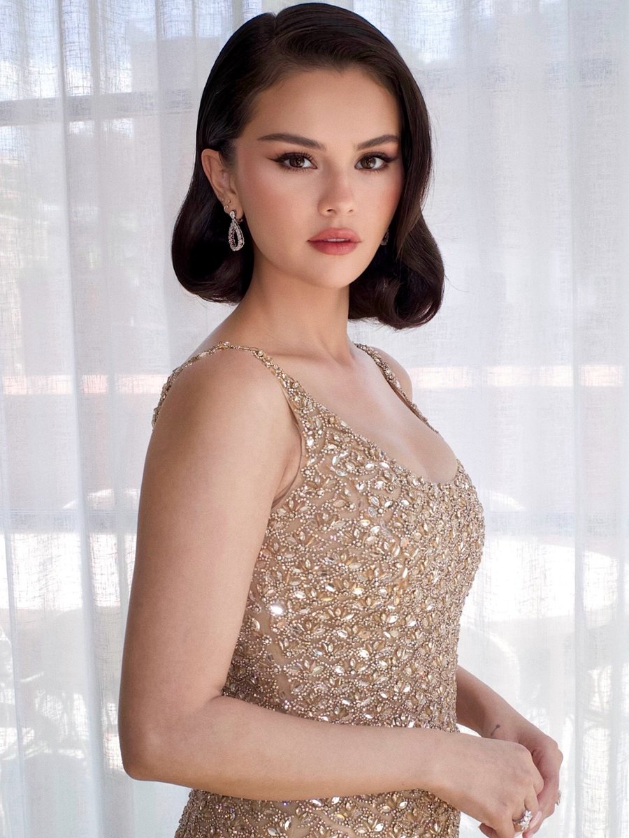 SELENAT0RSARMY's tweet photo. Selena Gomez looked glamorous at Taylor Swift and Travis Kelce's wedding. https://t.co/vzl4B3UktJ