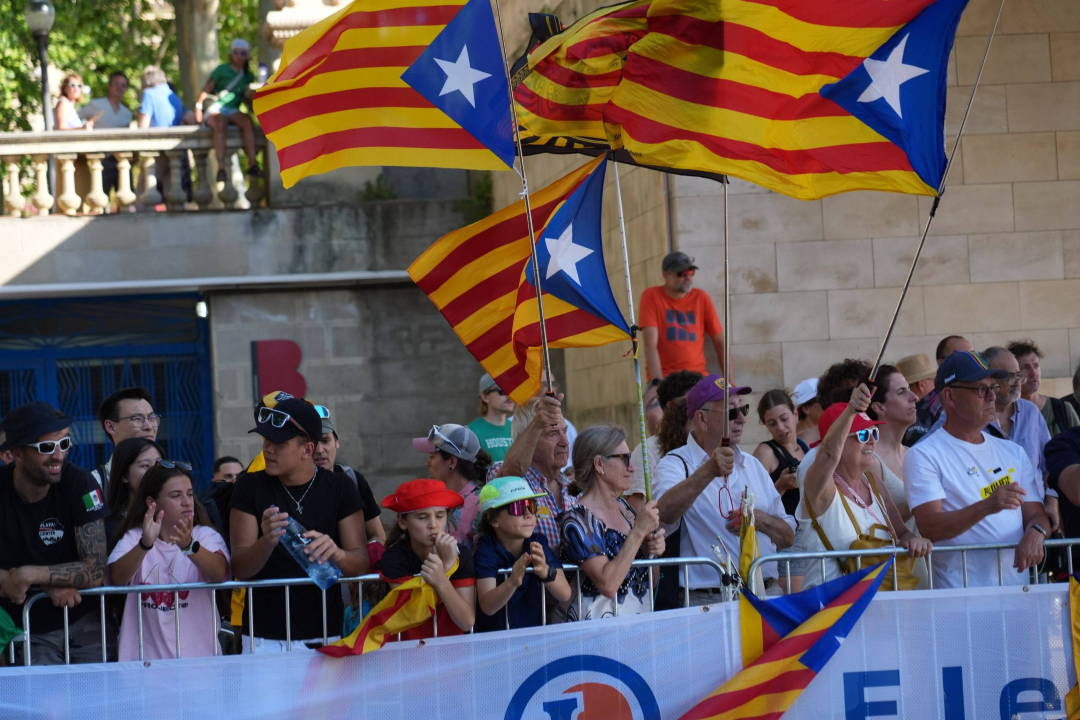 MonDiari's tweet photo. Última hora | L’independentisme pren el Tour per reivindicar la nació catalana
https://t.co/NTgnohlDiS https://t.co/nNDhhoYlEi