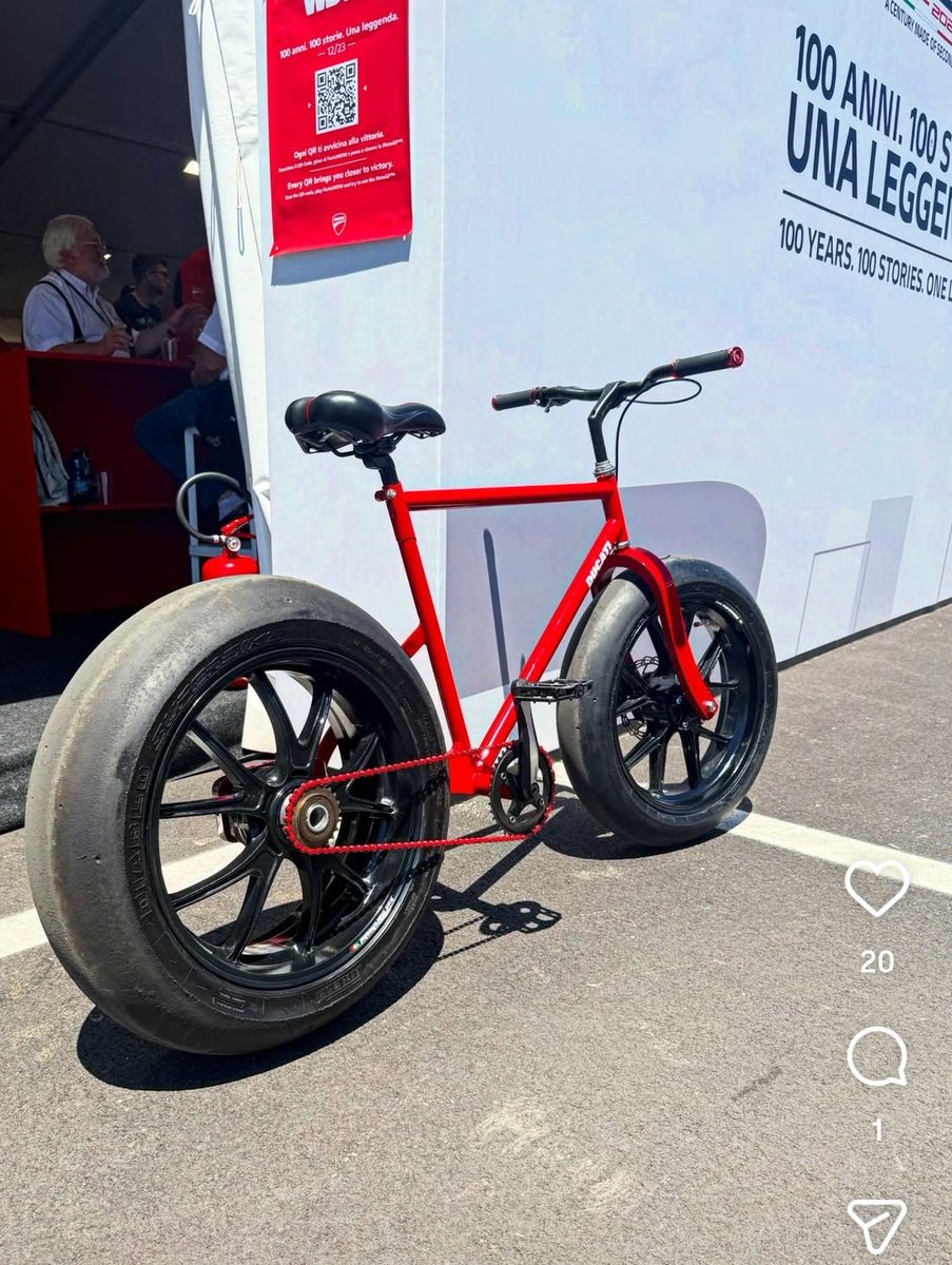 PSDD13's tweet photo. インスタで見つけた自転車
最高じゃん！

WDWの会場にあるみたい https://t.co/KY6iAaCF9T